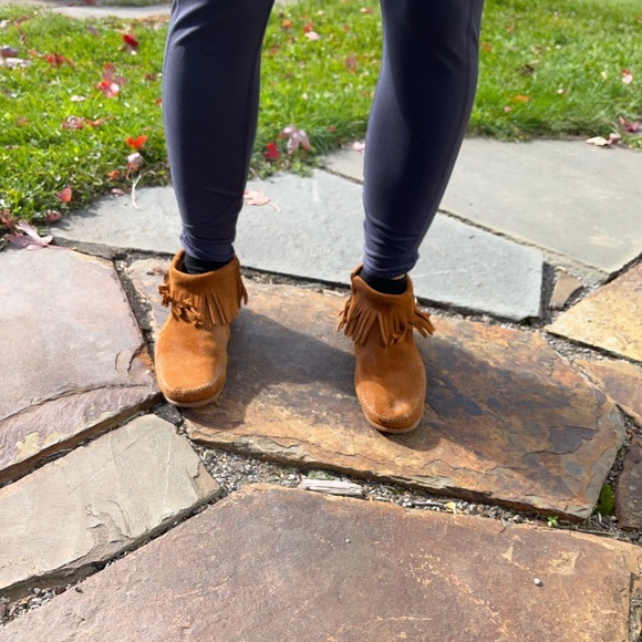 Size 9 womens Minnetonka moccasins - Picture 3 of 7